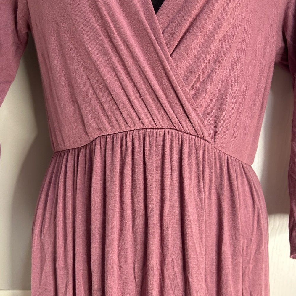 MOTHER BEE MATERNITY
Dress with Ruched Waist, 3/4 Sleeves, and V-Neck
Size:M - Picture 5 of 13